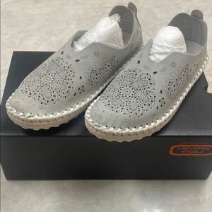 bernie mev. Gray Floral Cut-Out Flats size 37